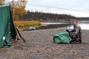 Dirk Nüßer am Yukon Dirk Nüßer zeltet am Flußufer