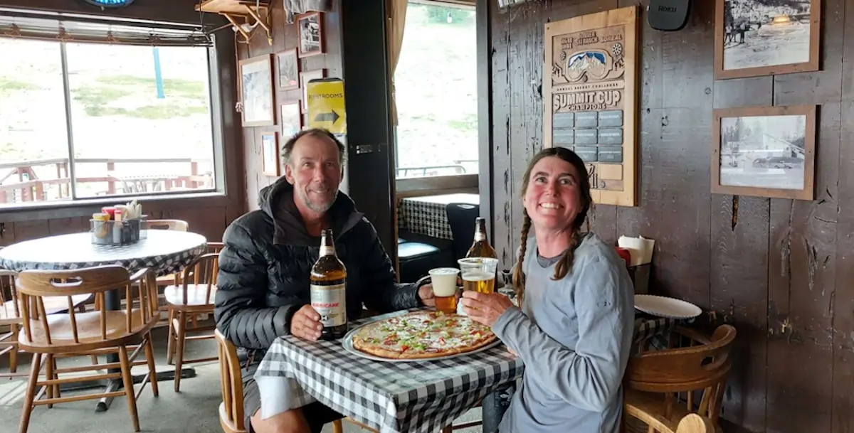 2 Menschen sitzen in der Bar trinken Bier und essen Pizza